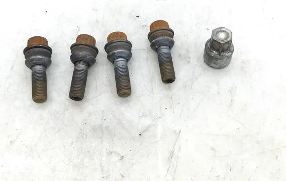 Porsche Cayenne (9PA) Anti-theft wheel nuts and lock 