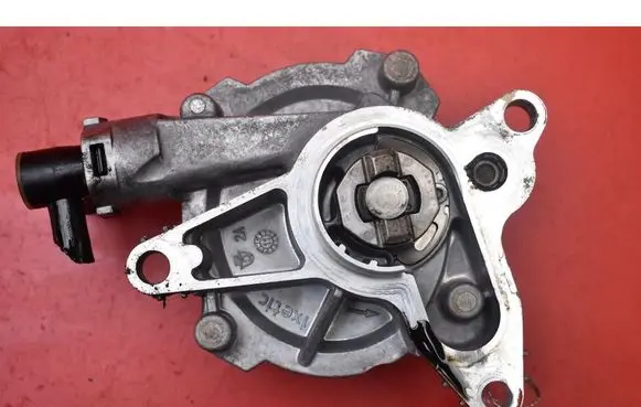 Renault Koleos I Vacuum pump 146502018R