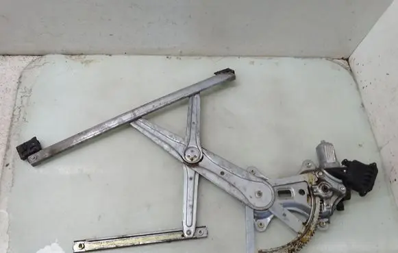 Toyota Corolla Verso E121 Front door window regulator with motor 997250102