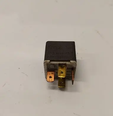 Volkswagen PASSAT B5.5 Other relay 4RA00351029