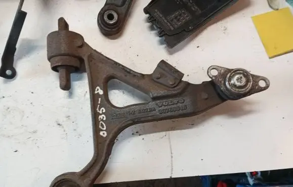 Volvo XC90 Front lower control arm/wishbone 30760815