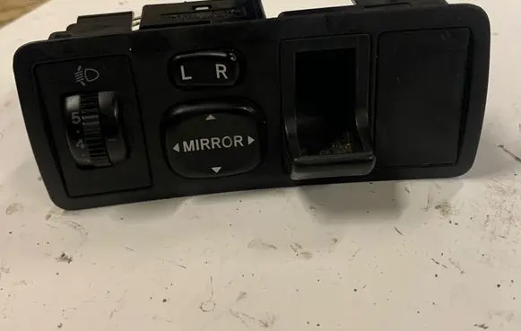 Toyota Corolla E120 E130 Wing mirror switch 183574