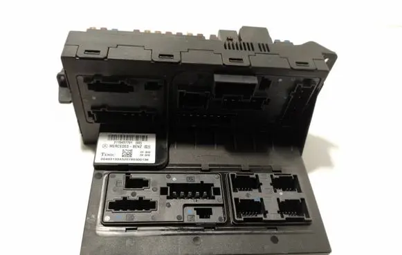 Mercedes-Benz E W211 Fuse module 2115457701 204031335