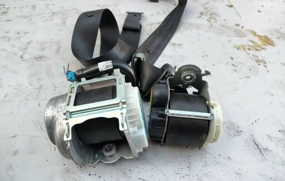 Renault Trafic III (X82) Front seatbelt 