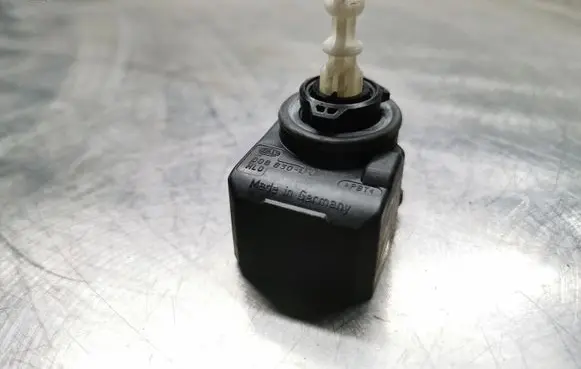 Headlight level adjustment motor