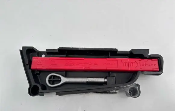 Mercedes-Benz C W205 Emergency warning sign A1718900097