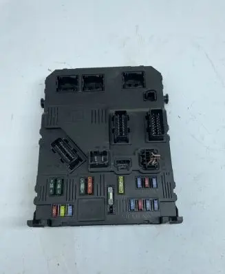 Peugeot 206 Fuse module 9653567680 S118085220E