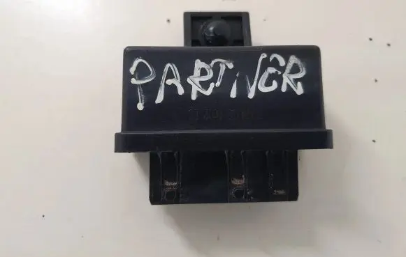 Peugeot Partner Fuel pump relay 240107