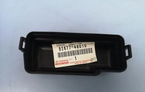 Lexus RX 330 - 350 - 400H Fuse box cover 8267748010