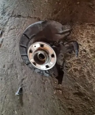 Volkswagen Polo V 6R Front wheel hub