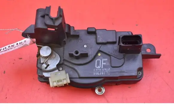 Opel Zafira B Front door lock 13210748QF