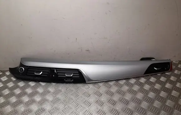 BMW 5 G30 G31 Dash center air vent grill 9329515