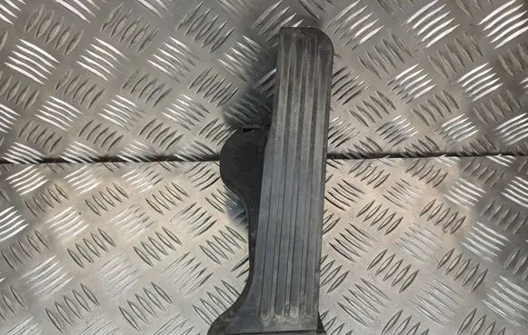 Accelerator throttle pedal