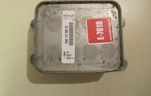 Volkswagen Jetta VI Engine oil radiator 04E117021B