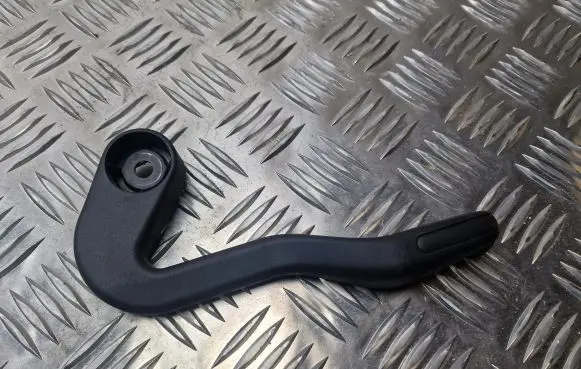 Skoda Octavia Mk2 (1Z) Engine bonnet (hood) release handle 587707G