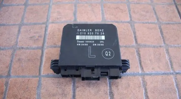 Mercedes-Benz E W210 Door control unit/module 2108207526