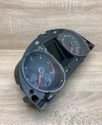 Volkswagen PASSAT B7 Speedometer (instrument cluster) 3AA920970E RHD