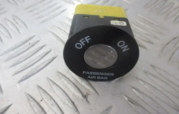 KIA Ceed Passenger airbag on/off switch 