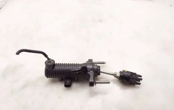 Toyota Hilux VIII Clutch master cylinder