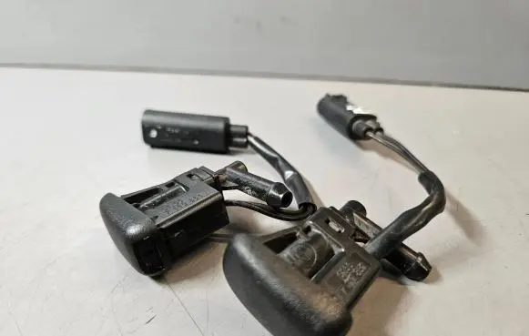 Windshield washer spray nozzle