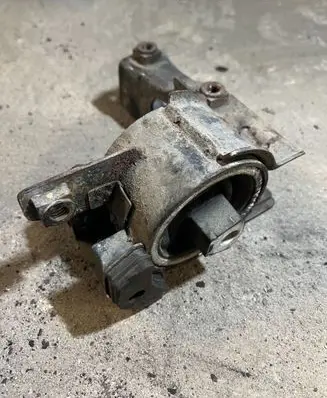 Land Rover Freelander Engine mount bracket