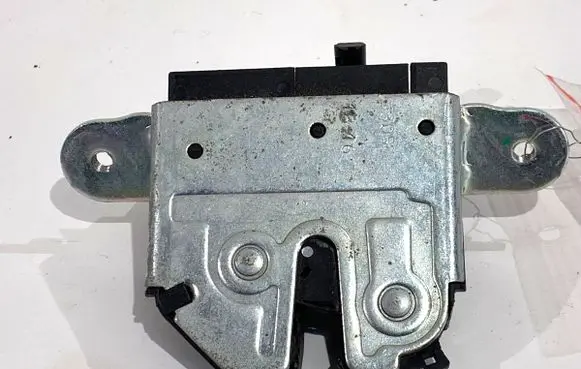 Opel Corsa E Tailgate exterior lock 39021416