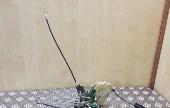 KIA Sorento Front door lock