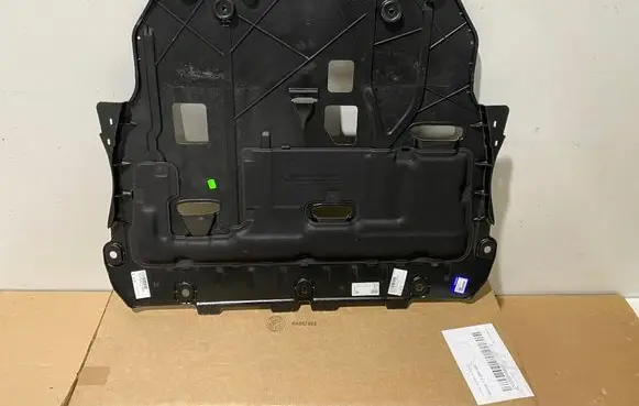 Volvo XC40 Engine splash shield/under tray 32241301