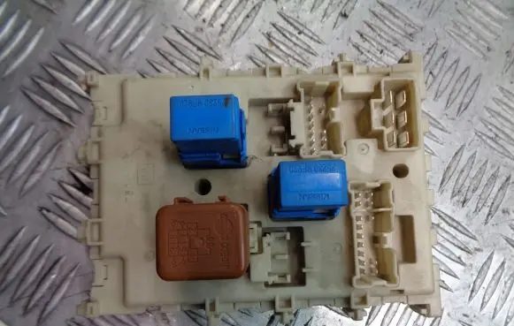 Nissan Primera Fuse box cover 24350AV700