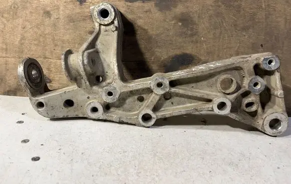 Volkswagen Touran I Engine mounting bracket 1K0199295F