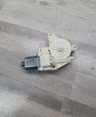 Mercedes-Benz E W212 Front door window regulator motor A2048200242 971218100