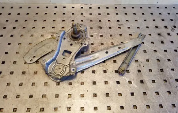 Rear door manual window regulator