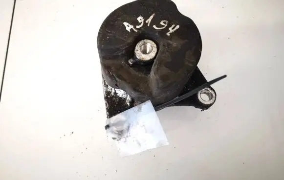 Honda FR-V Engine mount bracket