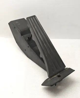Accelerator throttle pedal