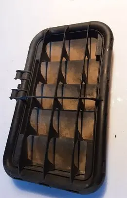 Quarter panel pressure vent