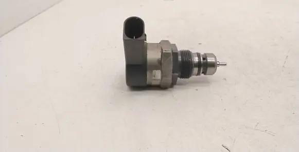 BMW 7 E65 E66 Fuel pressure regulator 0281002738 32946517 300408