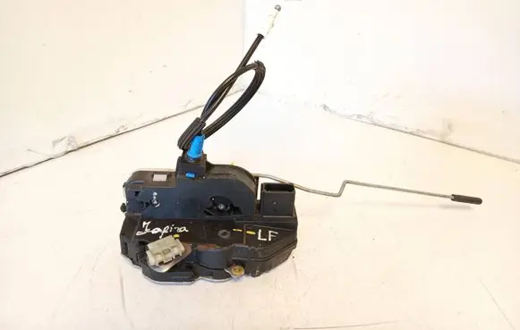 Opel Zafira B Front door lock 11C231