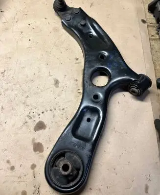KIA Carens III Front lower control arm/wishbone 170103093