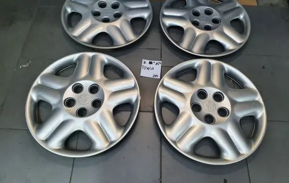 Toyota Avensis T250 R15 wheel hub/cap/trim 