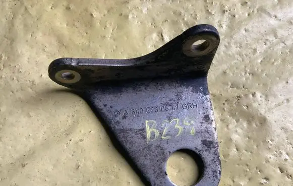 Mercedes-Benz B W245 Engine mount bracket A6402230641