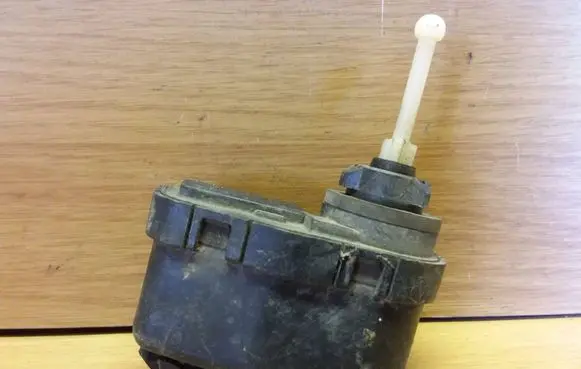 Headlight level adjustment motor