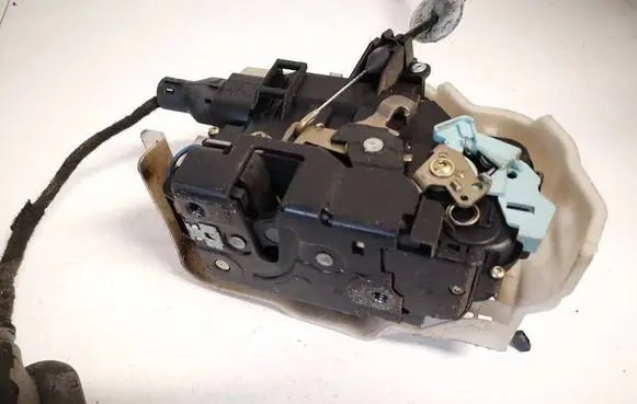 Volkswagen Touran I Front door lock