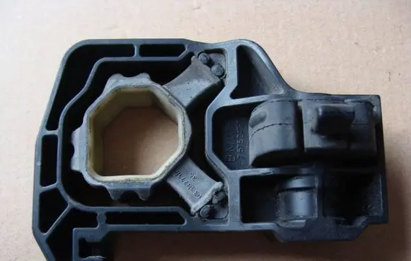 BMW 5 F10 F11 Radiator mount bracket 7575247