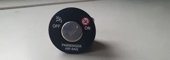 Hyundai i30 Passenger airbag on/off switch 