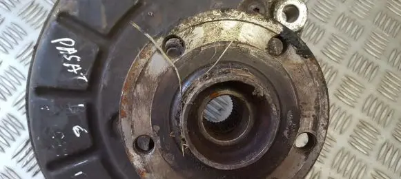 Volkswagen PASSAT B6 Front wheel hub