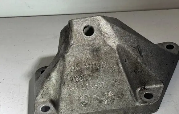 Engine mounting bracket