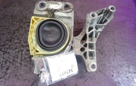 Renault Megane III Engine mount vacuum valve