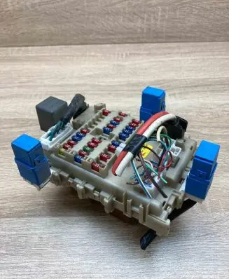 Nissan Almera Tino Fuse module 243504U100 0922001