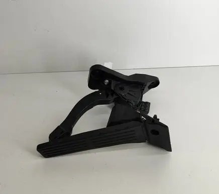 Accelerator throttle pedal