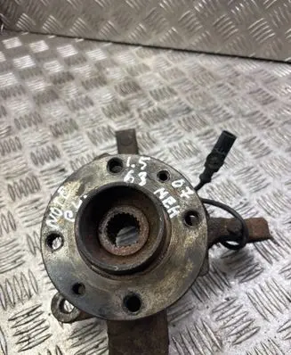 Nissan Note (E11) Front wheel hub